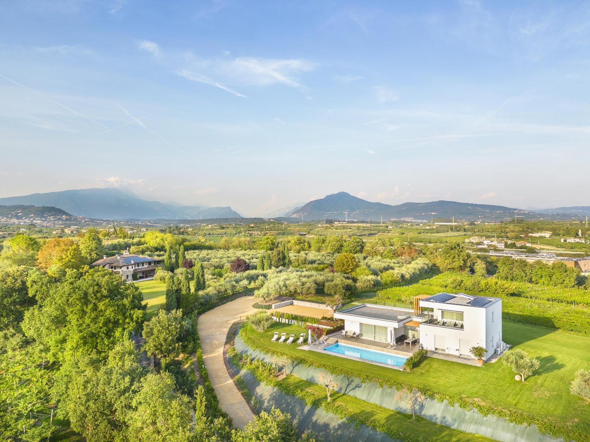 Angelina Villa Lazise